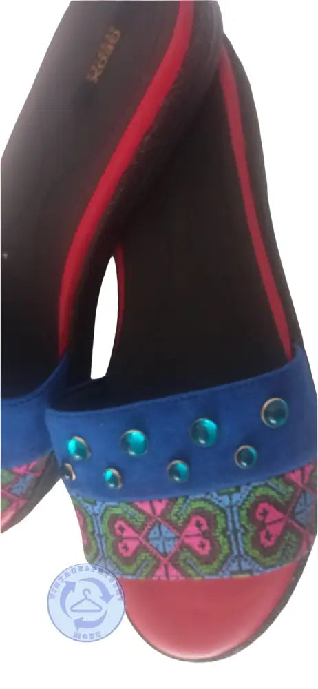 Blaue Wildleder-Pantoletten mit Türkissteinen, bunter Stickerei und pinker Sohle