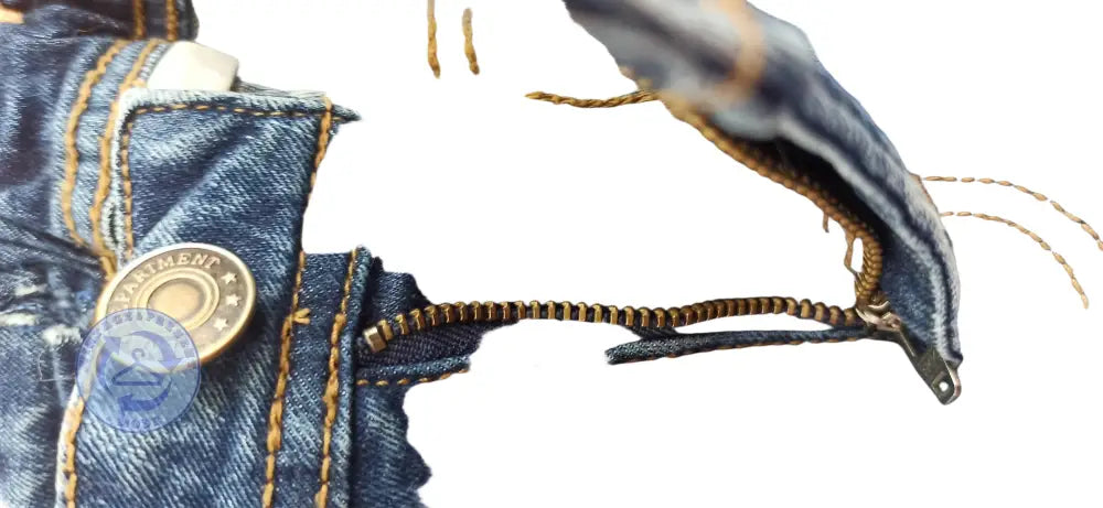 Gebrauchte blaue Jeansshorts Größe 42 aus Baumwolle und Elasthan mit Messingknopf und Goldstich