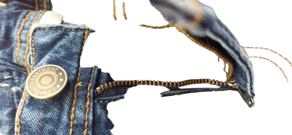 Gebrauchte blaue Jeansshorts Größe 42 aus Baumwolle und Elasthan mit Messingknopf und Goldstich