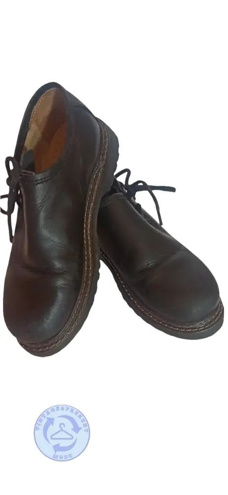 Gebrauchte dunkle Leder-Schnürschuhe in sehr gutem Zustand