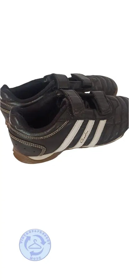 Schwarze Adidas Fußballschuhe Größe 33 gebraucht gut mit weißen Streifen und Klettverschluss