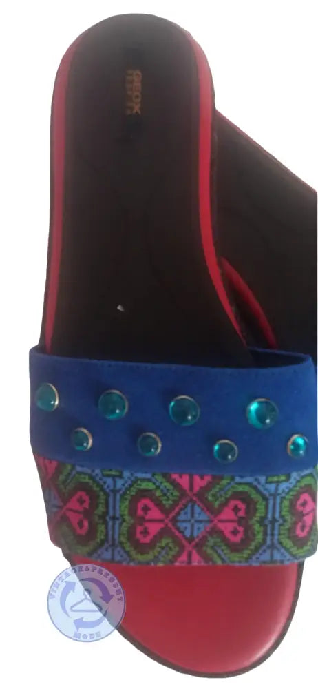 Blaue und rote Geox Pantoletten mit Türkissteinen und Muster, gut erhalten