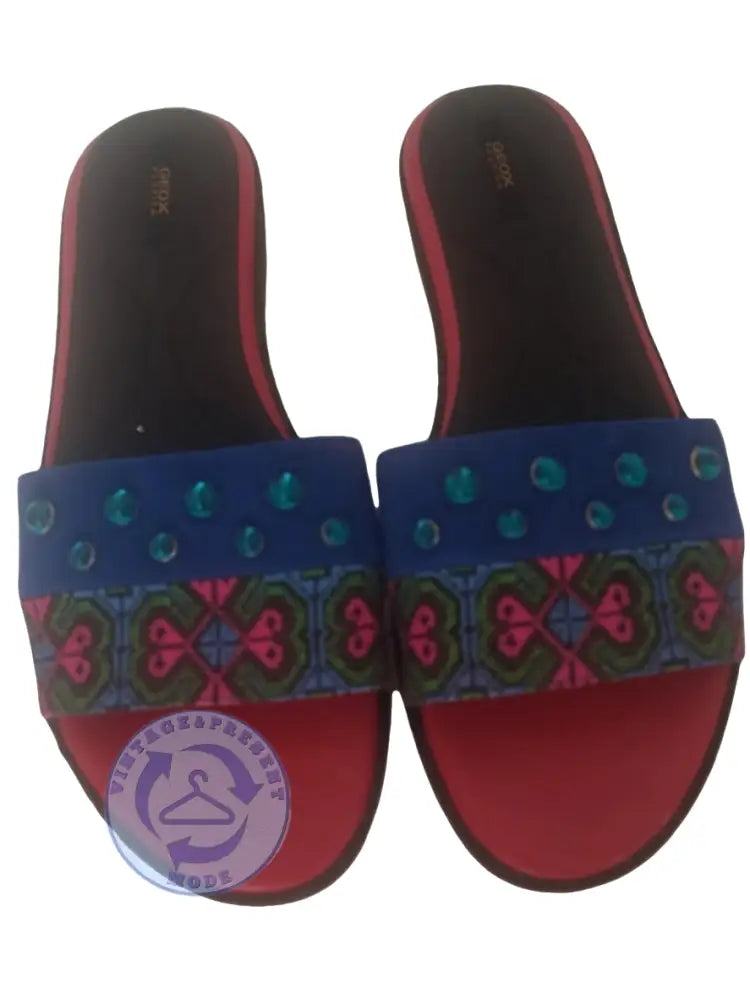 Lebendige rote Geox Pantoletten mit blauen Riemen, Türkis-Studs und Stickereien