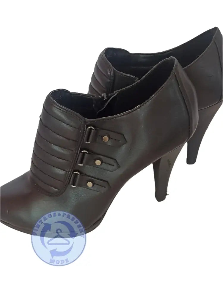 Schwarzer Kunstleder-Stiefel mit Riemen und Schnallen, Gr. 39