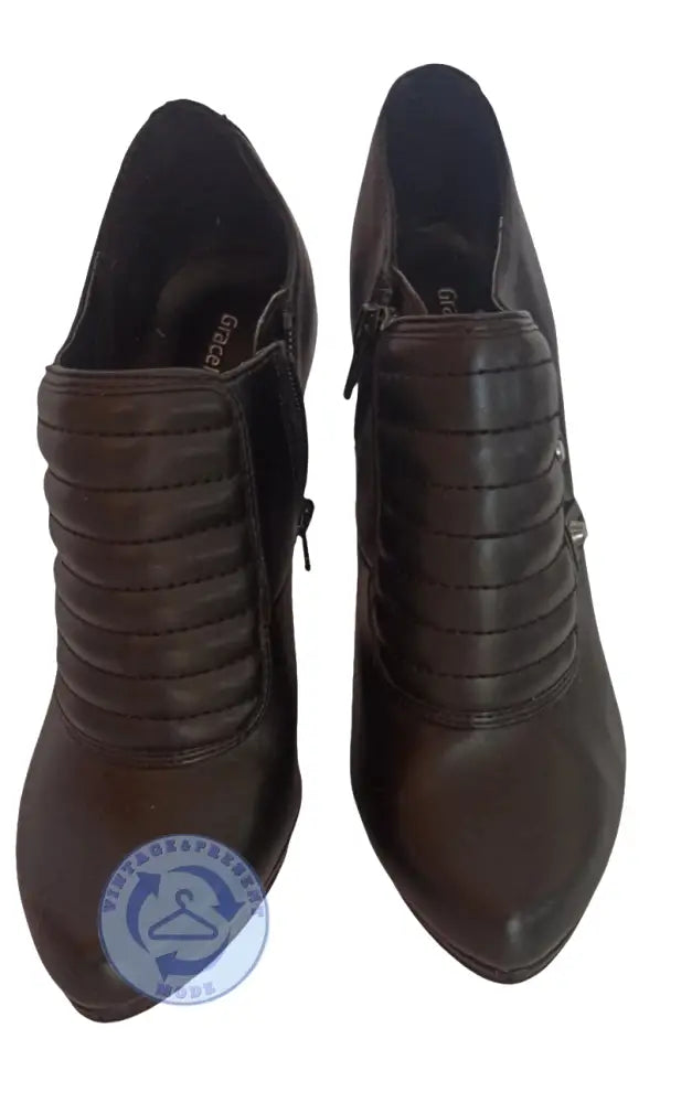 Dunkle braune Leder-Stiefel mit spitzem Zeh und Faltenoptik, Größe 39