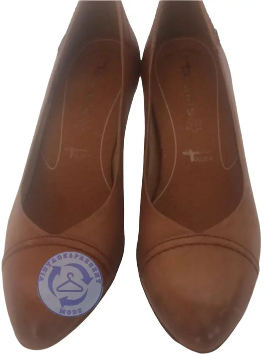Gebrauchte Tamaris Pumps Größe 38: Tan suede wedge heels mit subtiler Naht am Zehenbereich