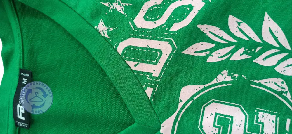 Grünes gebrauchtes Baumwoll-T-Shirt M mit weißem distressed Design aus Zahlen und Blättern, guter Zustand