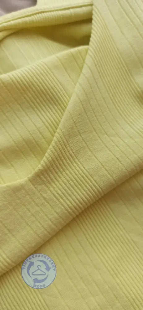 Weiches, hellgelbes geripptes Strickgewebe in gutem Zustand, gebrauchtes T-Shirt M aus Polyester