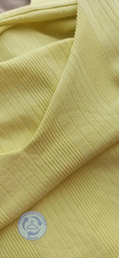 Weiches, hellgelbes geripptes Strickgewebe in gutem Zustand, gebrauchtes T-Shirt M aus Polyester