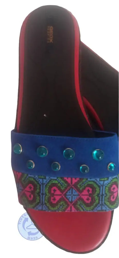Blaue und rote Geox Pantoletten mit Türkissteinen und Muster, gut erhalten