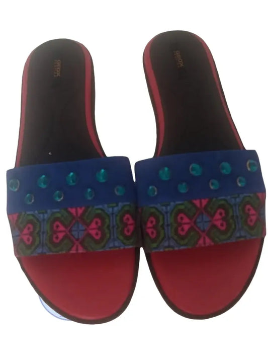 Lebendige rote Geox Pantoletten mit blauen Riemen, Türkis-Studs und Stickereien