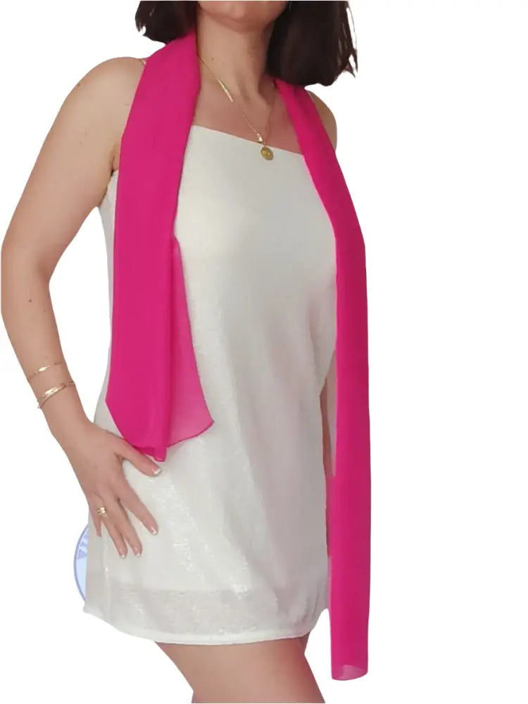Helles pinkes Transparenttuch über Schultern bei gebrauchtem Glitzer-Partykleid S