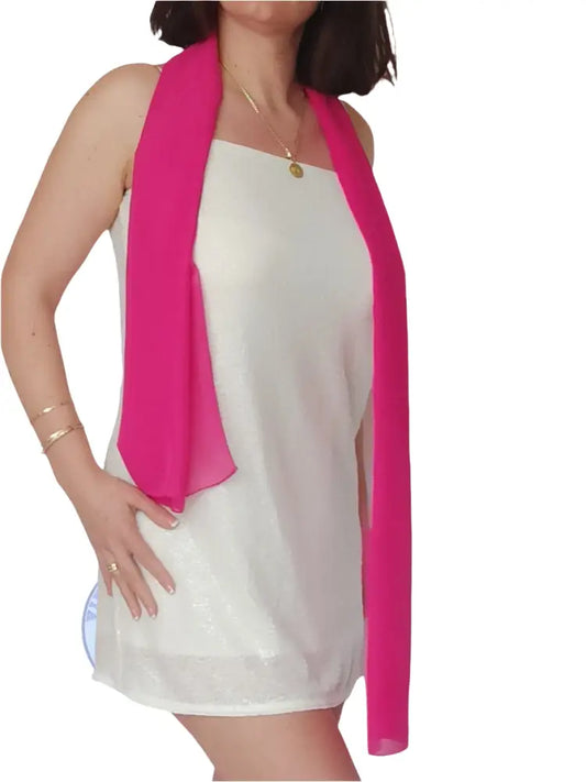 Helles pinkes Transparenttuch über Schultern bei gebrauchtem Glitzer-Partykleid S