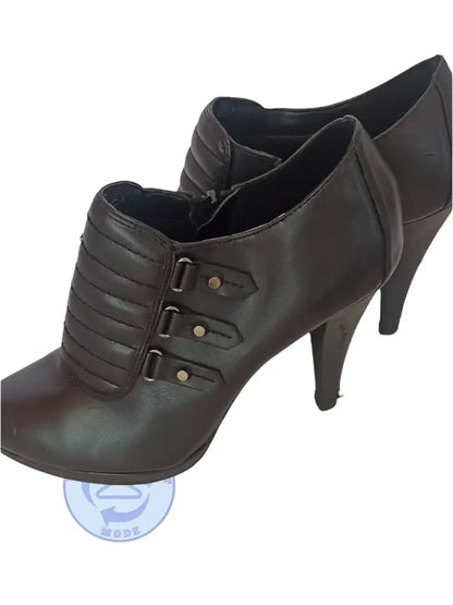 Schwarzer Kunstleder-Stiefel mit Riemen und Schnallen, Gr. 39
