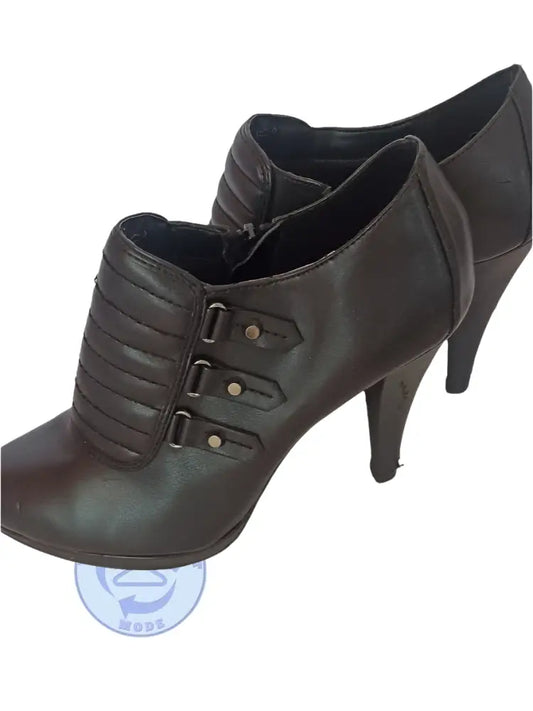 Schwarzer Kunstleder-Stiefel mit Riemen und Schnallen, Gr. 39