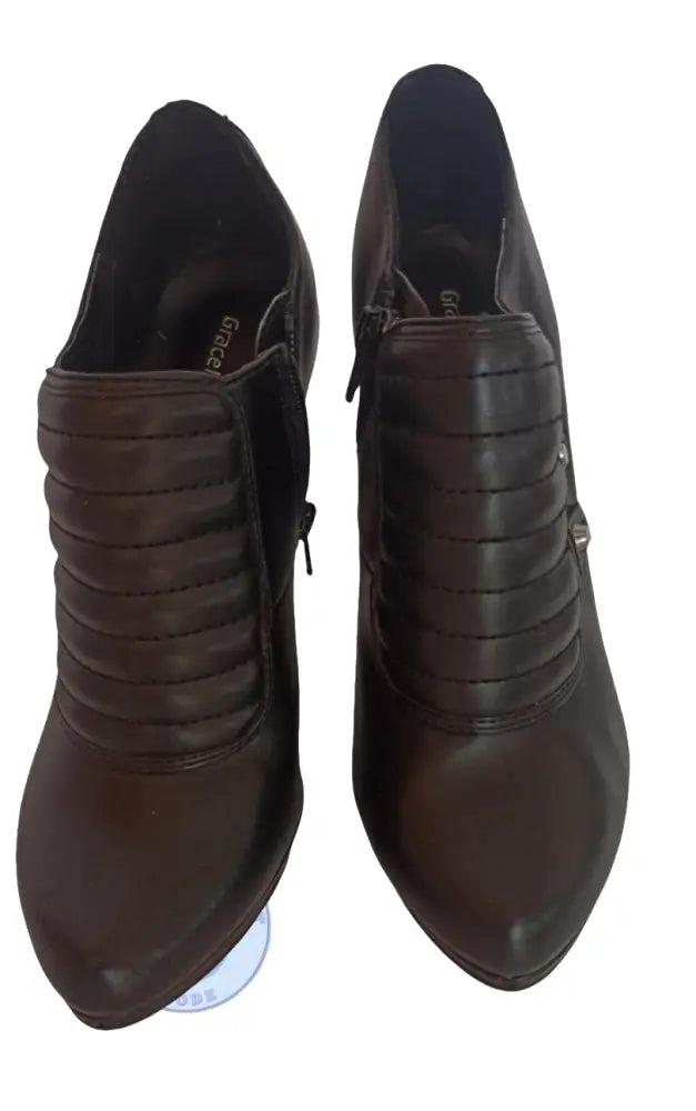 Dunkle braune Leder-Stiefel mit spitzem Zeh und Faltenoptik, Größe 39