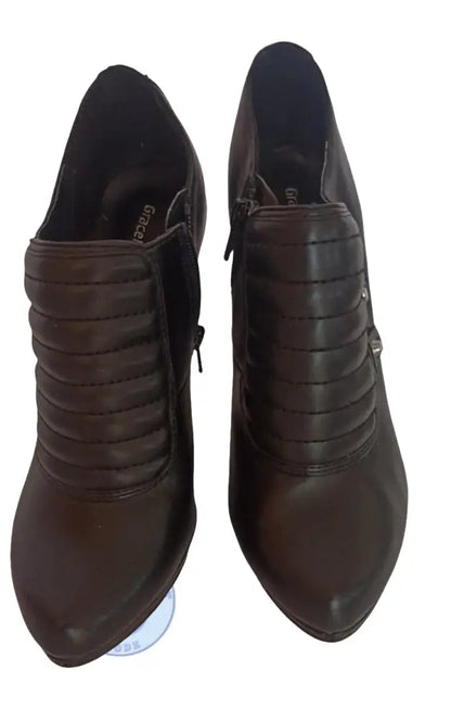 Dunkle braune Leder-Stiefel mit spitzem Zeh und Faltenoptik, Größe 39