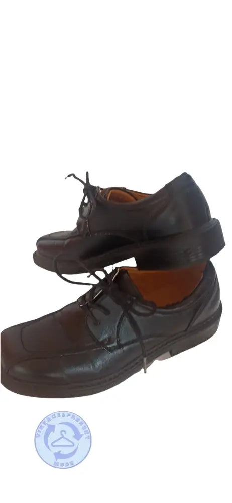 Gebrauchte schwarze Lederschuhe Größe 34 mit poliertem Finish und beigefutter