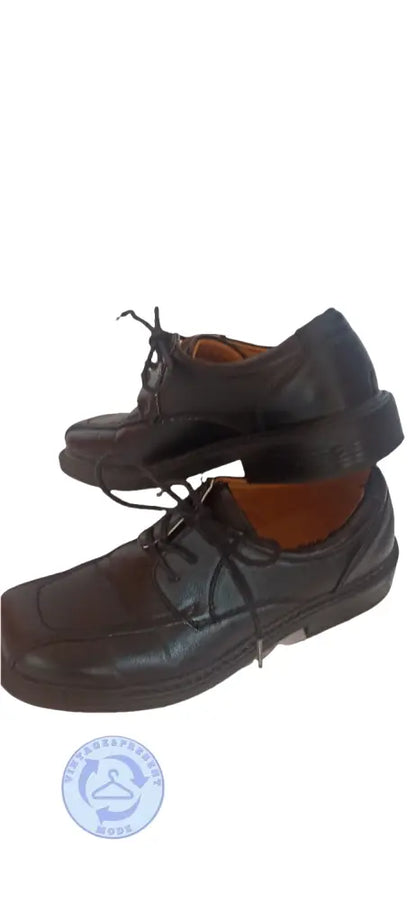 Gebrauchte schwarze Lederschuhe Größe 34 mit poliertem Finish und beigefutter