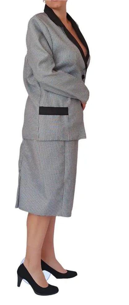 Frau in gebrauchtem Pepita Damenkostüm: schwarzer Blazer mit grauen Karos und Rock