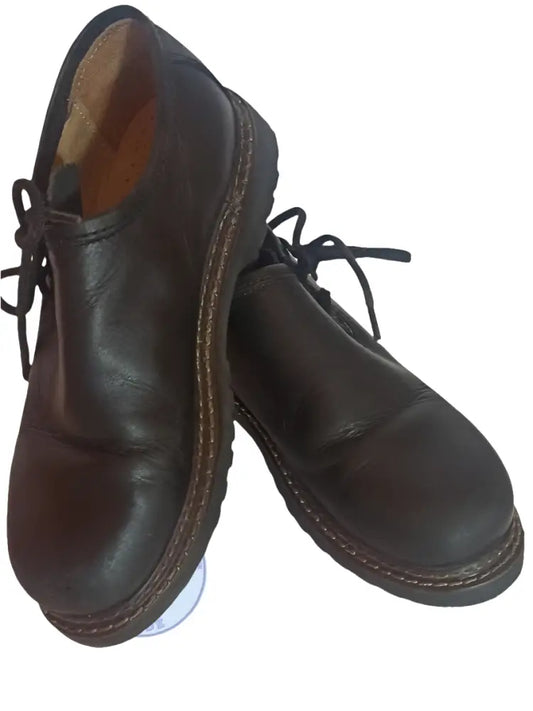 Dunkelbraune Lederschnürschuhe gebraucht, sehr guter Zustand, sichtbare Nähte an Sohle