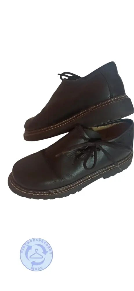 Gebrauchte schwarze Lederschnürschuhe mit stabilem Sohle und sichtbarer Naht in sehr gutem Zustand