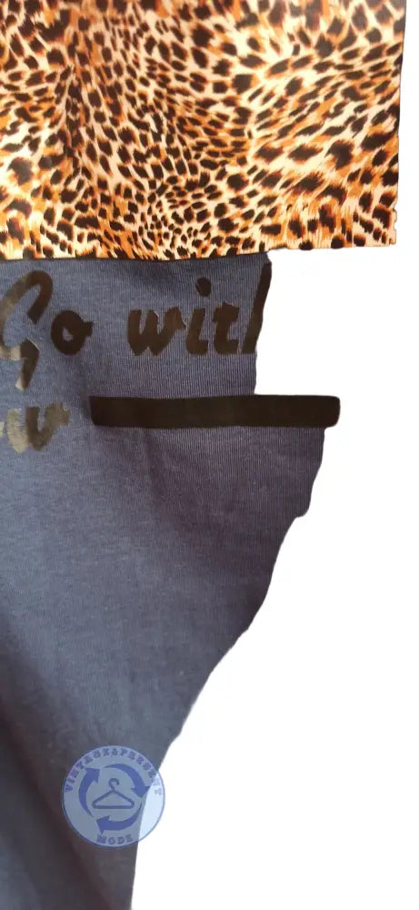 Blaues T-Shirt mit Leoparden-Patch und Goldfolien-Text Go with the Flow, Größe L, gebraucht guter Zustand