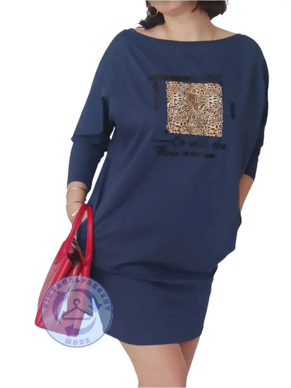 Navyblaues Langarm-Sommerkleid aus Polyester-Elasthan, Größe L, gebraucht guter Zustand mit Leoparden-Print-Patch und schwarzem Text