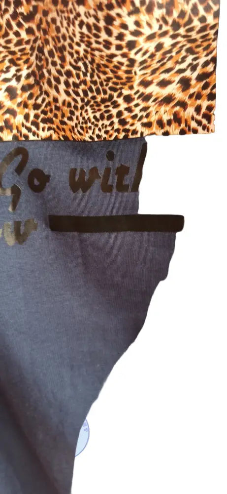 Blaues T-Shirt mit Leoparden-Patch und Goldfolien-Text Go with the Flow, Größe L, gebraucht guter Zustand