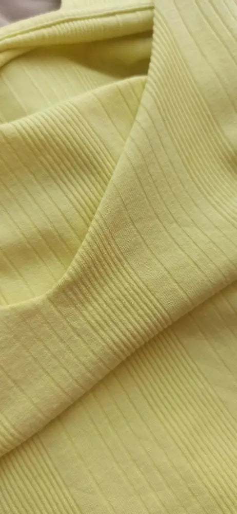 Weiches, hellgelbes geripptes Strickgewebe in gutem Zustand, gebrauchtes T-Shirt M aus Polyester