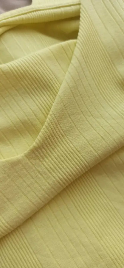 Weiches, hellgelbes geripptes Strickgewebe in gutem Zustand, gebrauchtes T-Shirt M aus Polyester